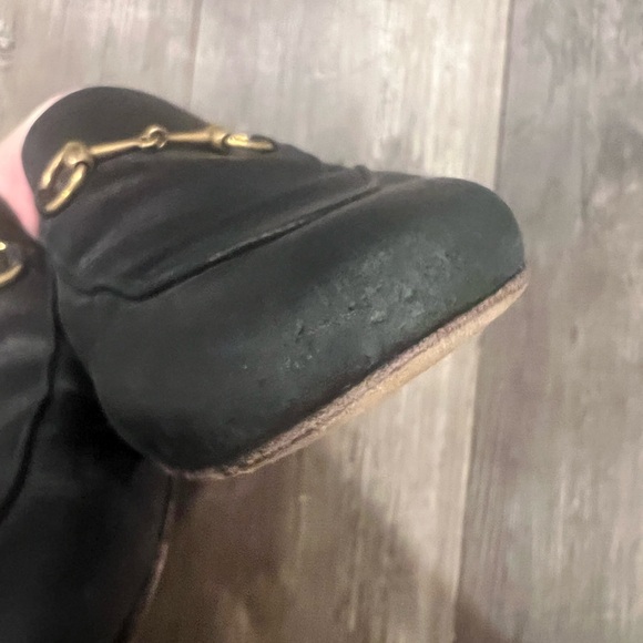 Gucci Black Leather Women's Loafers with Gold Accent - Picture 5 of 6
